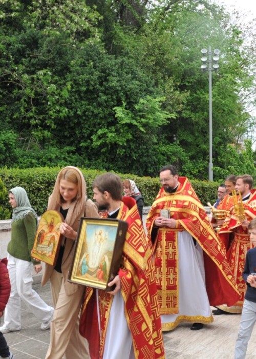 Воскресная литургия в неделю Жен-Мироносиц