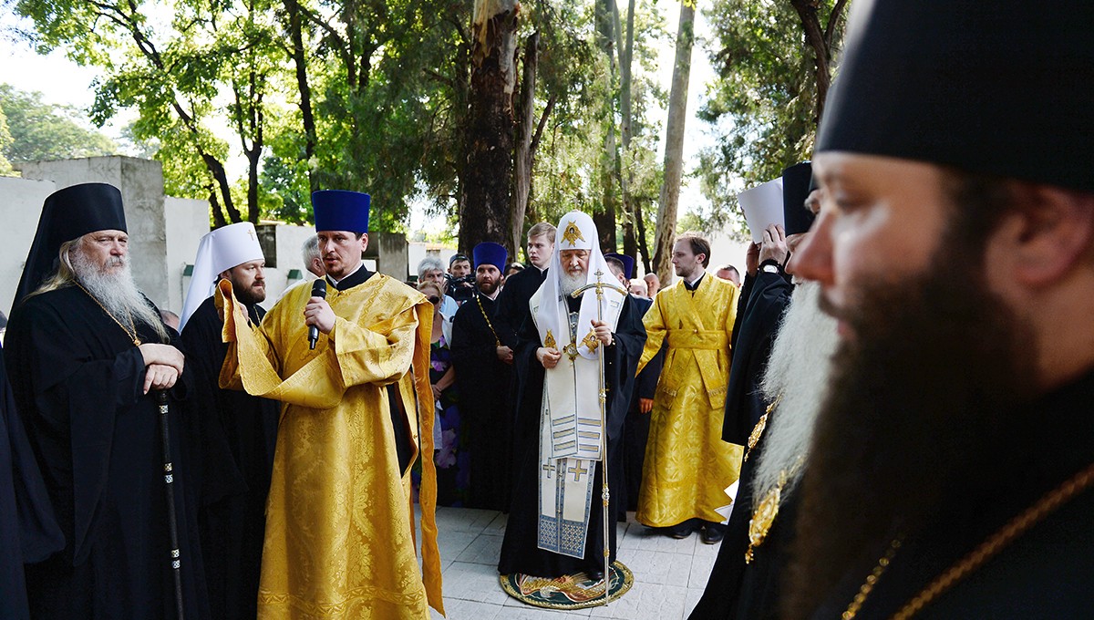 Предстоятель Русской Православной Церкви Русский почтил память почивших соотечественников и совершил на кладбище заупокойную литию