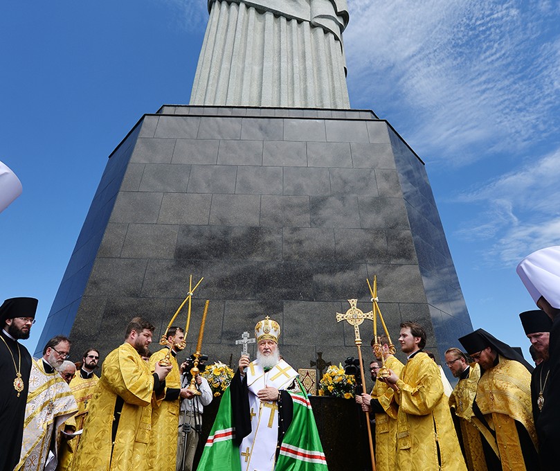 Святейший Патриарх Кирилл совершил молебен о гонимых христианах у статуи Христа-Искупителя на горе Корковаду