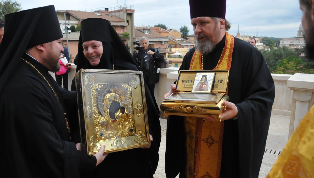 Святыни Вышенского монастыря прибыли в Екатерининский храм