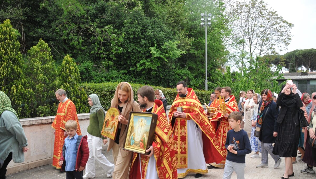 Воскресная литургия в неделю Жен-Мироносиц
